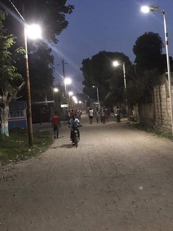 Rue de Cassagne éclairée la nuit par des lampadaires solaires