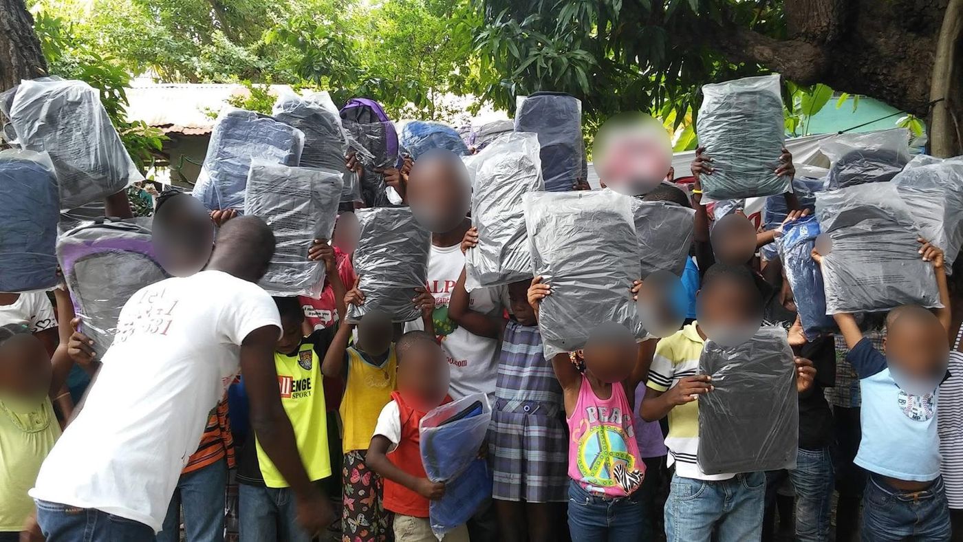 Distribution de sacs et de fournitures scolaires aux enfants de Cassagne