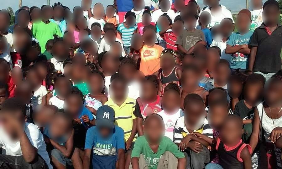Grand groupe d'enfants et de jeunes de Cassagne réunis pour une activité de l'association